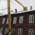 Очистка кровли  от снега и наледи в доме № 138 по ул. Октябрьской революции и в доме № 3 по ул. Северная база