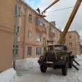 Произведена очистка кровель от снега и наледи на домах № 63, № 69, № 78 по улице Октябрьской революции и на доме № 3 по улице Республиканская.