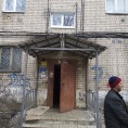 По ул. Социализма, д. 29 заканчивается ремонт козырьков над подъездами